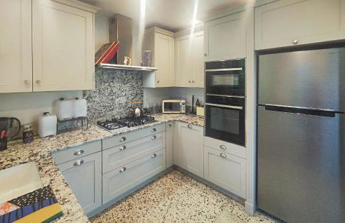 Awesome Home In Thézan Les Béziers - Foto 8