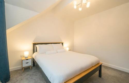 Modern 4-Bed Home Spacious & Comfortable - Pass the Keys - Foto 3