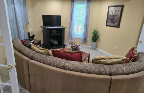 Beautiful 1BR Walkout Fenced & Gated Villa - Photo 24