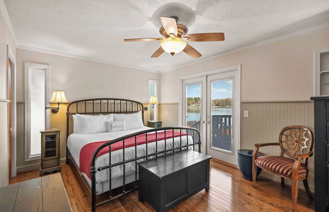 Bear Creek Lodge by Avantstay Lakefront + Dock - Photo 34