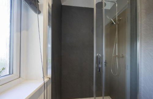 Beautiful 3-Bed Home with Hot Tub in Ross-on-Wye - Photo 17