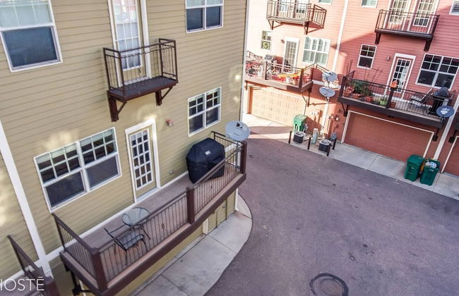 3BR Downtown Townhome /w Stunning Balcony Views! - Photo 24