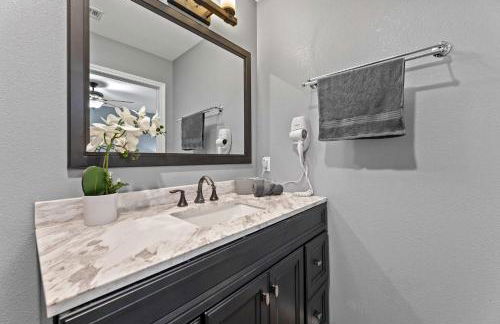 Luxurious Home with Huge Pool - Photo 31