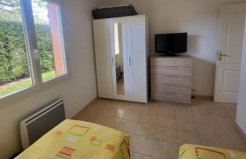 2025 Reno 2-Bed Escape w pool Min to GolfCources - Foto 32