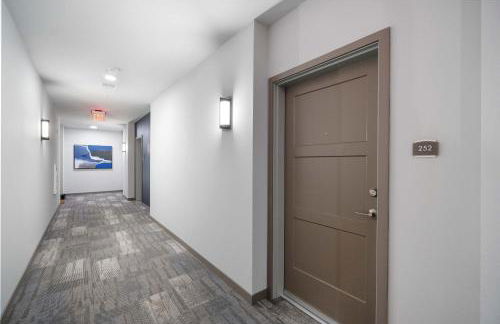 Pool & Fitness Room Near University Park - Covered Parking - Foto 29