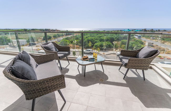 Sunlit Balcony & Coastal Charm by Sea N' Rent - Foto 1