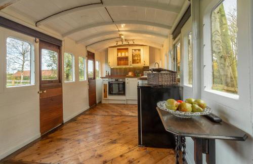 The Railway Carriage - Photo 6