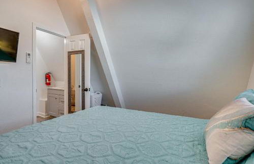 Cozy 3BRand3BA • Sleeps 9 • 0 3 Mi to Beach • PCB - Foto 8