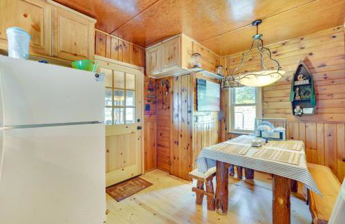 Pet-Friendly Waterfront Minong Cabin with Fire Pit - Foto 9