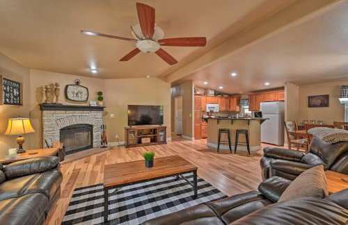 Near Hiking Munds Park Cabin with Deck and Yard - Foto 3