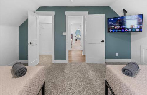 Farm House DT Indy with Pool Table - Photo 35