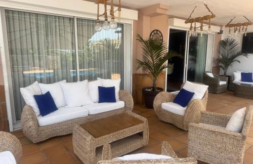 VILLA BLOSSOM in the beautiful area of Puerto Santiago Tenerife with 5 bedrooms for up to 10 guests private swimming pool and many other activities to entertain the family Secure parking for 2 cars and disabled access throughout - Foto 72