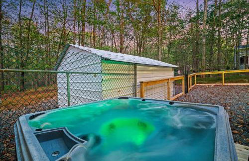 Pocono Lake Escape, includes Golf Cart, Firepit - Foto 4