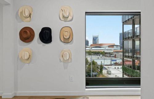 Skyline View, Pool, Gym, Balcony's, Walk to BWay! - Foto 33