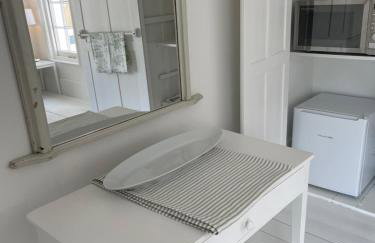 Double-Bed Bedroom, Living Room and Kitchenette, private Bathroom and Utility Room available at Willow House, Shepperton - Foto 16