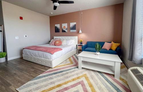 Boho-Luxe Studio - Pink Accents & Mountain Calm - Foto 2