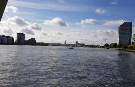 Riverside 1BR with Easy Transport 20min to City Centre - Photo 52