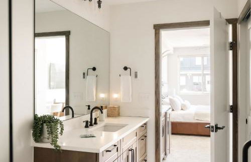 New Luxe Condo - Hot Tub - Minutes to WP! - Fraser - Foto 24