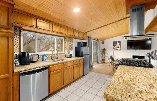 Comfort Cabin - 2BD Family Getaway in Creve Coeur - Photo 34