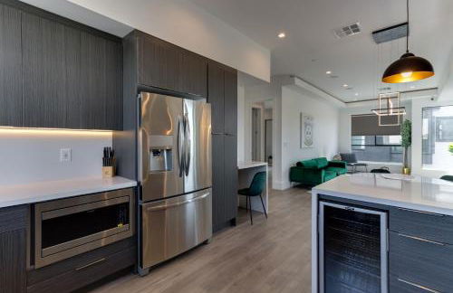 Modern 5 Bedroom Masterpiece With Rooftop Deck - Photo 8