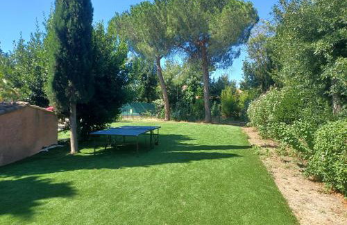 Magnifique villa avec piscine 10x5 m sur 1800m2 de terrain avec parking privatif cuisine recente equpee 3 chambres dont 2 parental au rdc avec wc separe pas de vis à vis terrain de petanque bbq climatisation jeux enfants - Photo 16