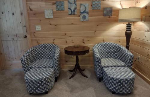 Water's Edge, Covered Porch, Deep Creek as your Backyard Haven, Hot Tub, Pool Table, Fire Pit, Close to Town & Entrance to National Park - Foto 19