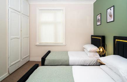 Large Contractor Dig with Pool Table - Foto 16