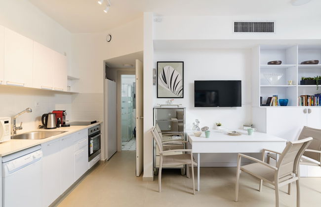 Quiet Hideaway & Terrace near Beach by FeelHome - Foto 16