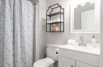 Modern 3BR Haven Near City Hotspots - Foto 18