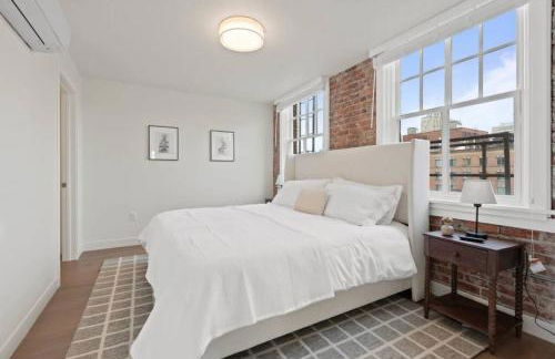 Spacious Apartment with King Beds - J and K on Main - Foto 16