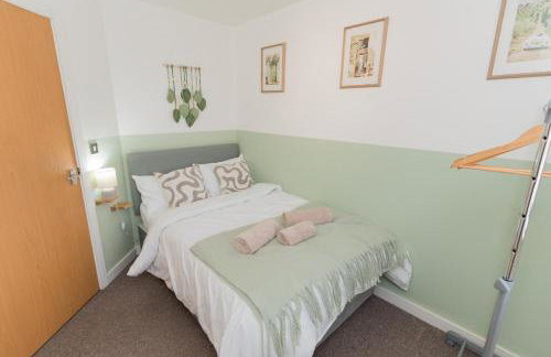 Stylish 2-Bed Apartment, City Centre Gem, 1 min walk to Train Station, Free parking - Foto 15