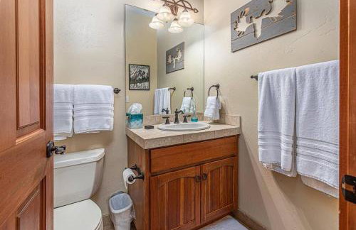 HotTub-Elkpoint-True Ski In Ski Out Family &Pet Friendly - Photo 40