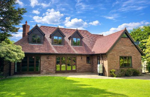 Serene Retreat - Hot Tub - Pool Table - Close to New Forest and Bournemouth Beach - Sleeps 12 - Foto 1