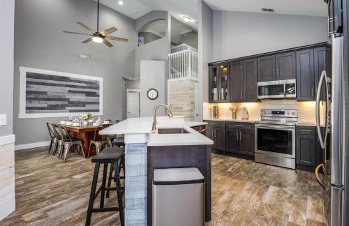 Gorgeous Modern 6BR South Facing Private Pool Hot Tub BBQ Theater 2 Miles Disney - Foto 34