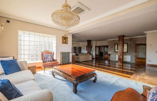 Mansión con Jacuzzi a 40 grados, gran piscina y Pádel - Photo 16