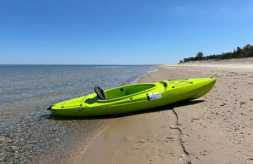 Walk to Lake Huron Beaches Home with Fire Pit! - Foto 33