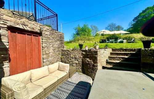16th Century Farm House,6 Beds,5 BATHROOMS,SLEEPS 15,BBQ,HOT TUB,CINEMA ROOM WITH SURROUND SOUND,With Cymru Holidays - Foto 7