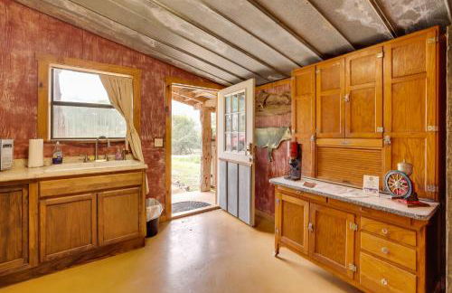 Rural and Horse-Friendly Cabin about 24 Mi to Bandera! - Foto 13