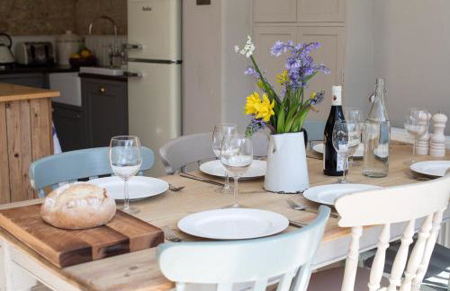 Gleneda Cottage - a renovated, traditional Cotswold cottage full of charm with fireplace and garden - Photo 40