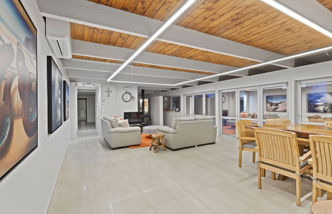 Hilltop Country Retreat with Seaviews - Foto 1