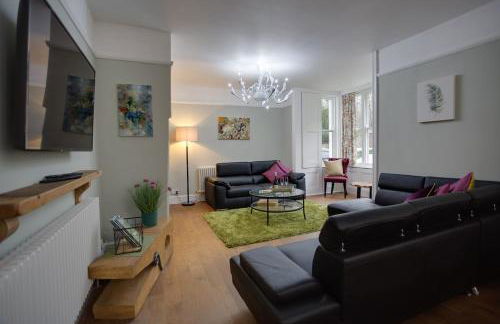 Luxury Large Five Bedroom Family House Sleeps 10 - Photo 46