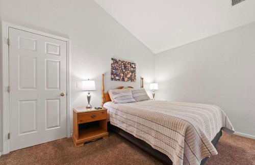 New, Spacious and charming, with a river view, conveniently located near skiing and golf - Foto 23