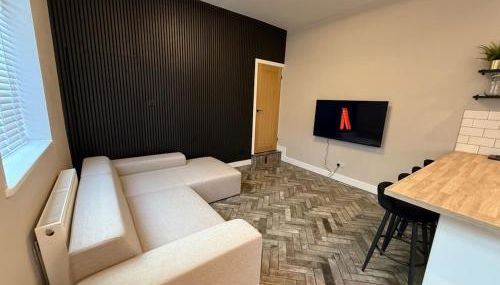 Modern 3 Bedroom house, short walk to train station and town centre, close to Manchester Airport and PLouise - Foto 1