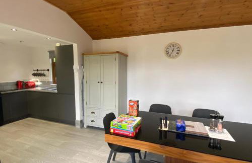 POPPY LUXURY LODGE Sleeps 8 at Fairview Farm, Ravenshead, Nottingham Near Sherwood Forest, Dog Friendly, Farm Stay great for wedding groups, families, Hen Do's, friends gatherings with amazing views - Foto 21