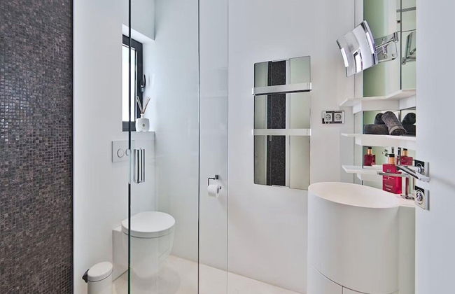 Striking Villa With Terraced Garden - Foto 18