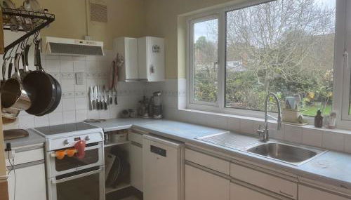 Spacious 4 Bed House Ideal for Races - Foto 3