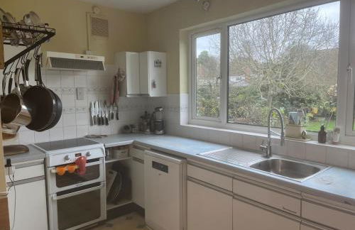 Spacious 4 Bed House Ideal for Races - Photo 3