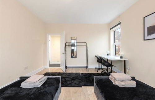 Spacious 6-Bed with Pool Table Desks in every room - Foto 28