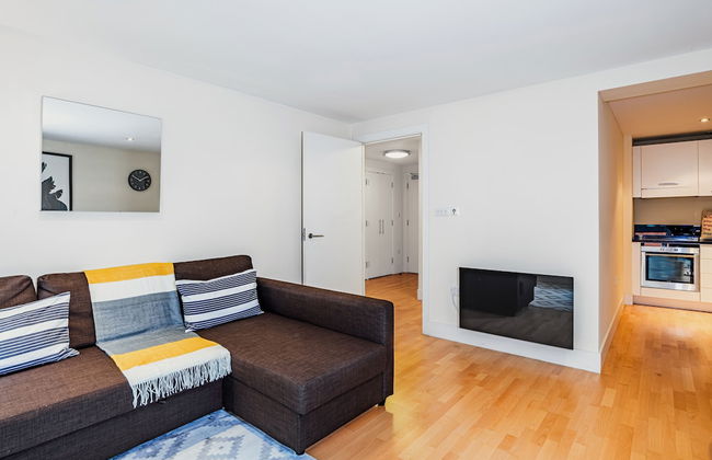 Impeccable 1-bed Apartment in London City - Photo 1