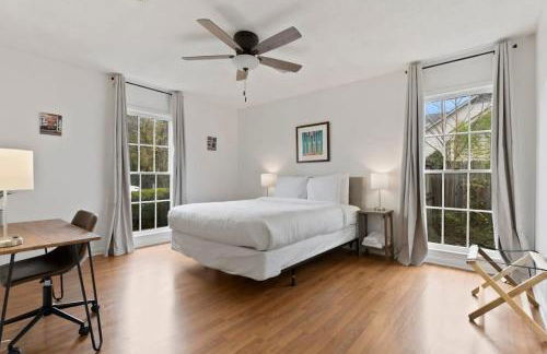 Large Fenced Yard near Midtown- Shamrock Stay - Foto 2